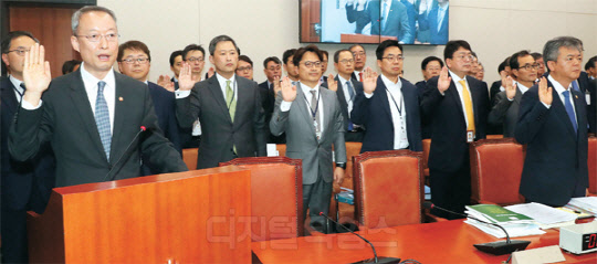 문재인 정부 출범 후 처음 열리는 국정감사가 12일 시작됐다. 이날 서울 여의도 국회에서 열린 산업통상자원중소벤처기업위원회 국감에서 백운규 산업통상자원부 장관(맨 왼쪽)을 비롯한 산하 기관장, 정부 관계자들이 선서를 하고 있다. 이날 백 장관은 &quot;세계적으로 에너지 패러다임은 탈원전 추세&quot;라며 &quot;우리도 OECD(경제협력개발기구)에서 경제적 수준이 높은 국가임을 감안하면 이 흐름에 뒤처지지 말아야 한다&quot;고 주장했다.    유동일기자 eddieyou@